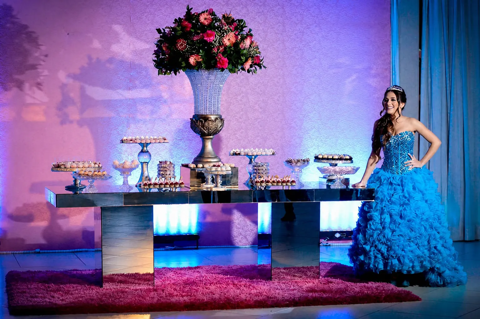 Festa de 15 anos com decoração azul e rosa na Blue Moon