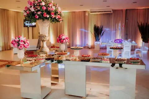 Mesa de doces e arranjos florais em casamento na Blue Moon