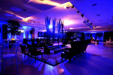Ambiente lounge preparado para evento corporativo na Blue Moon