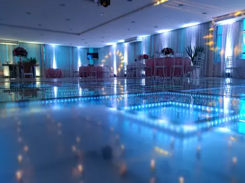 Pista de LED e salão da Blue Moon preparados para evento social